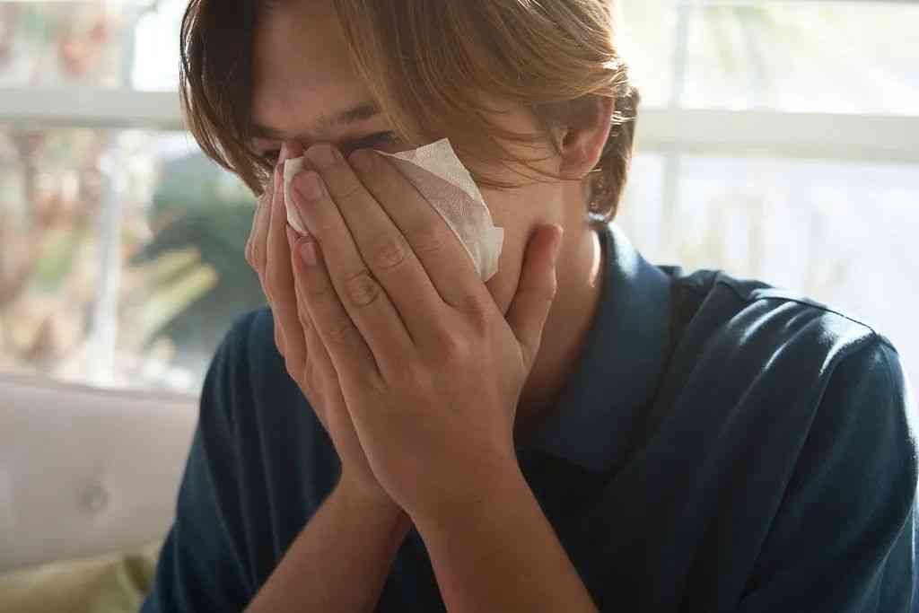 男人打喷嚏测吉凶最准预兆的，男子每天起床